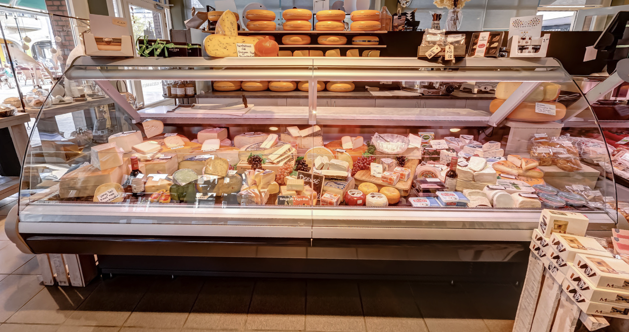 foto van de kaasvitrine